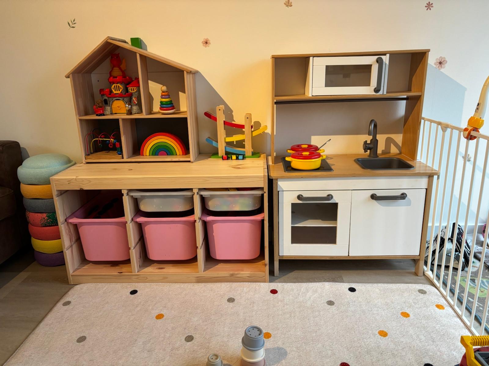 Gezellig speelkeukentje met houten speelgoed bij Gastouderopvang Liselotje