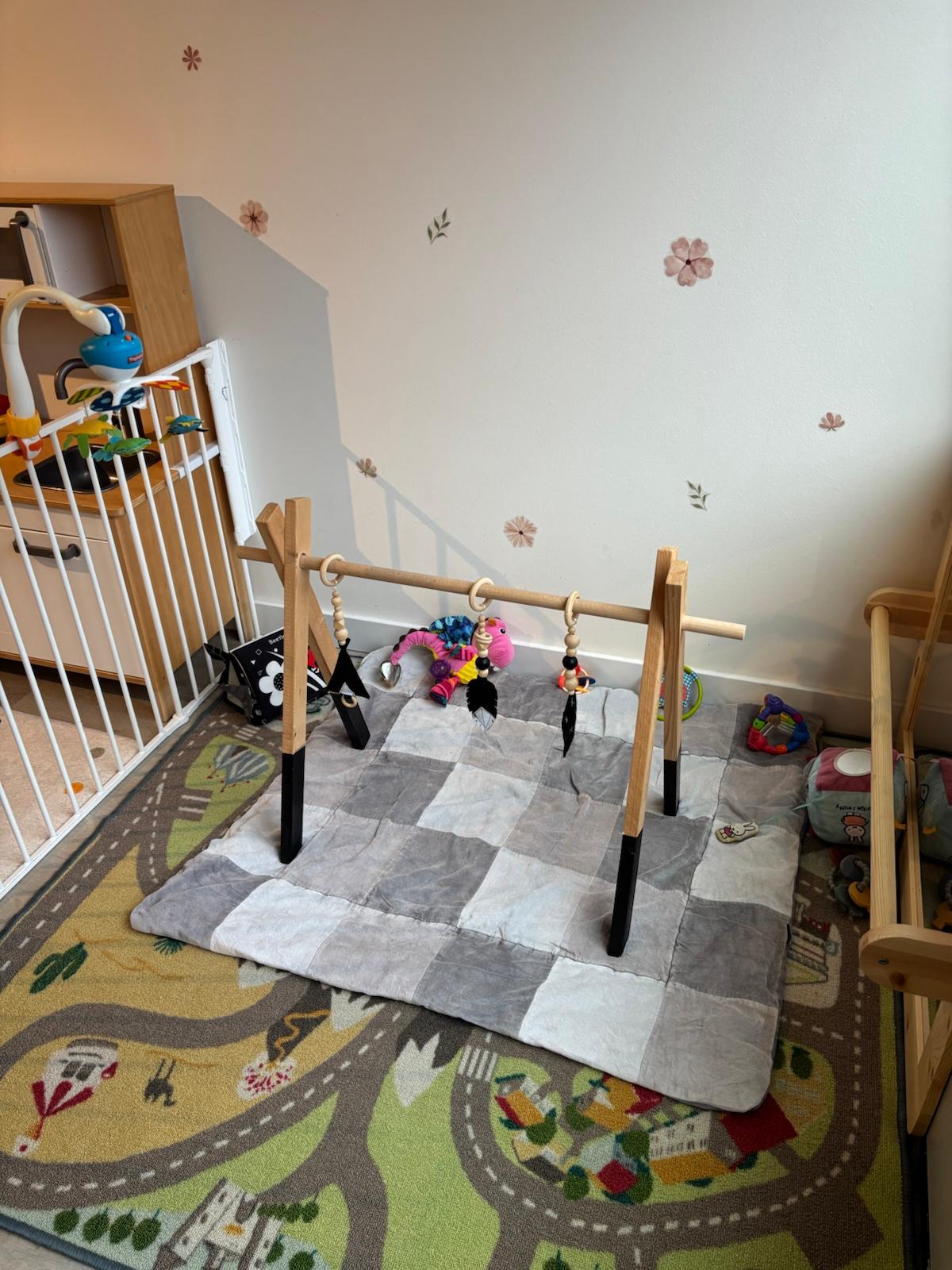 Lichte babyhoek bij het raam bij Gastouderopvang Liselotje in Kernhem Ede