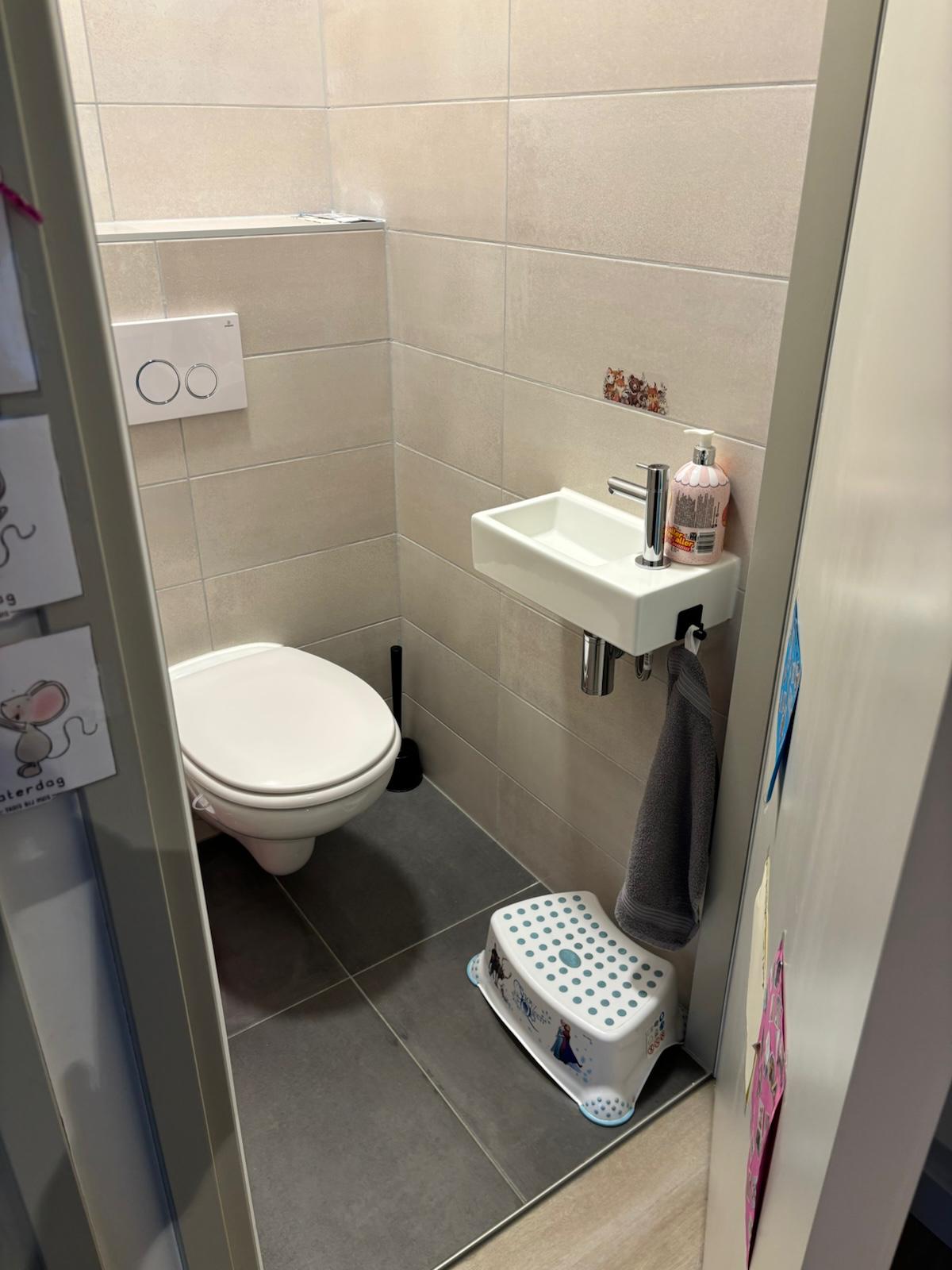 Schoon toilet met kindertrapje bij Gastouderopvang Liselotje in Ede