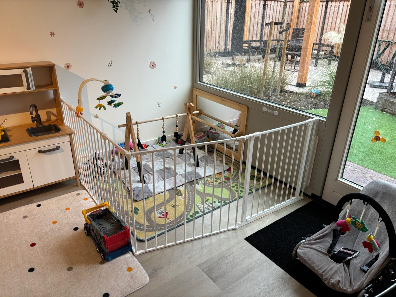 Lichte speelruimte met uitzicht op de tuin bij Gastouderopvang Liselotje Ede